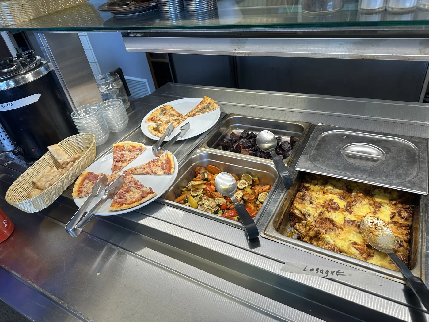 Lunarin buffetpöydän lämpimät ruoat ja pizzat