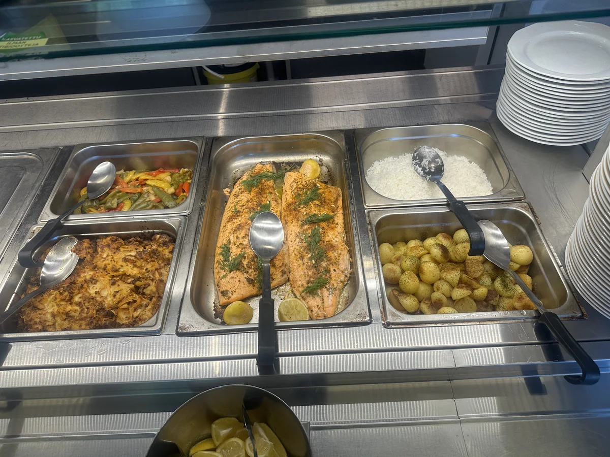 Lämpimiä lounasruokia Lunarin buffetissa