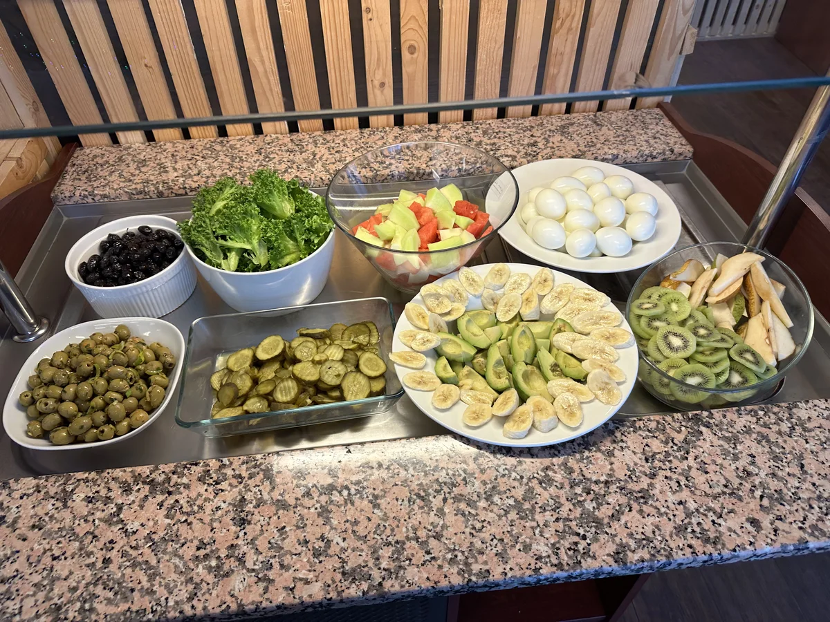 Lunarin monipuolisia salaatteja tarjoiluastioissa
